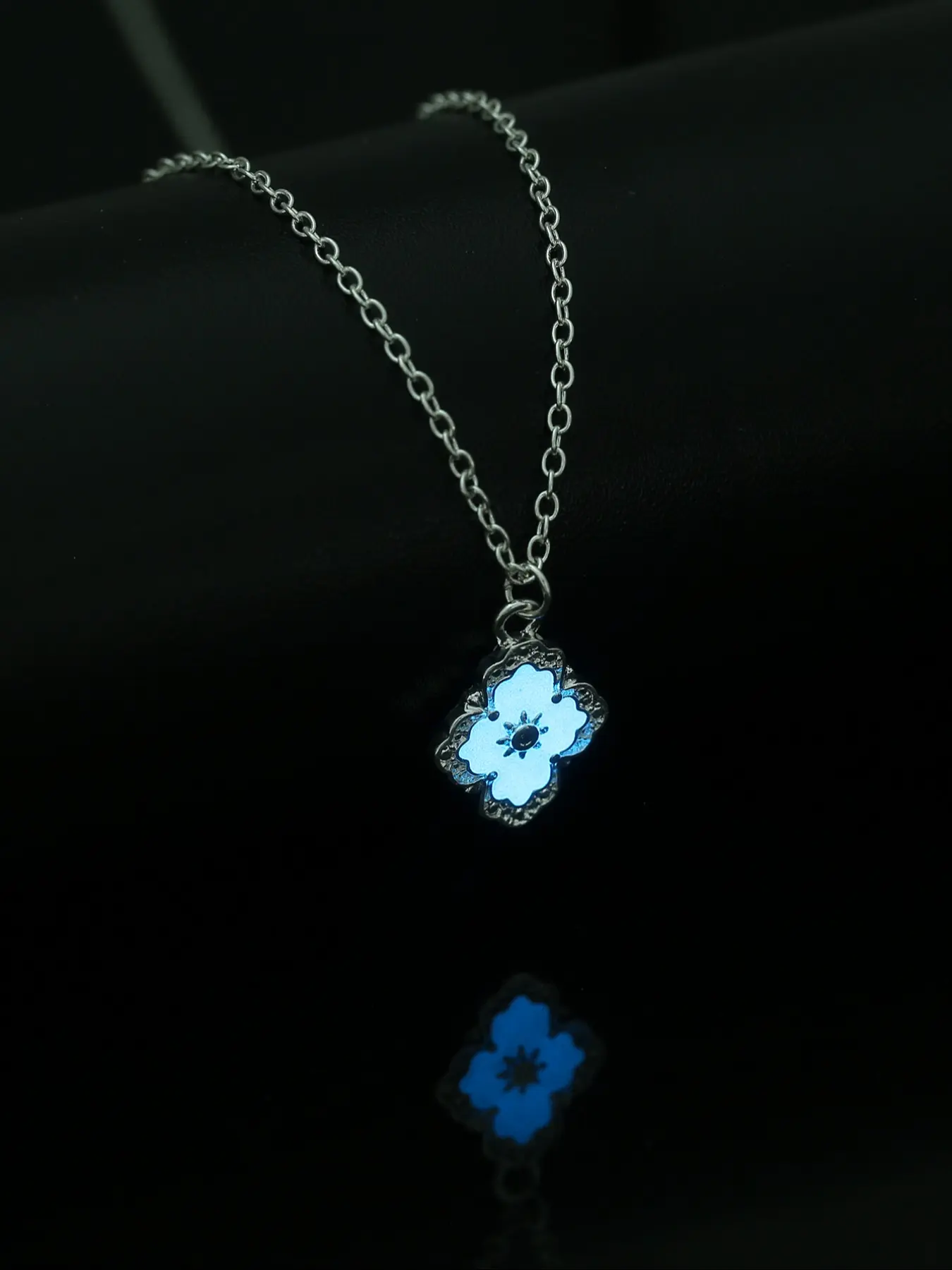 Metal Alloy Four-Leaf Clover Glow-In-The-Dark Pendant Necklace, Minimalist Chain, Luminous Jewelry for Women & Girls, Unique Gift Idea, Charm Necklaces