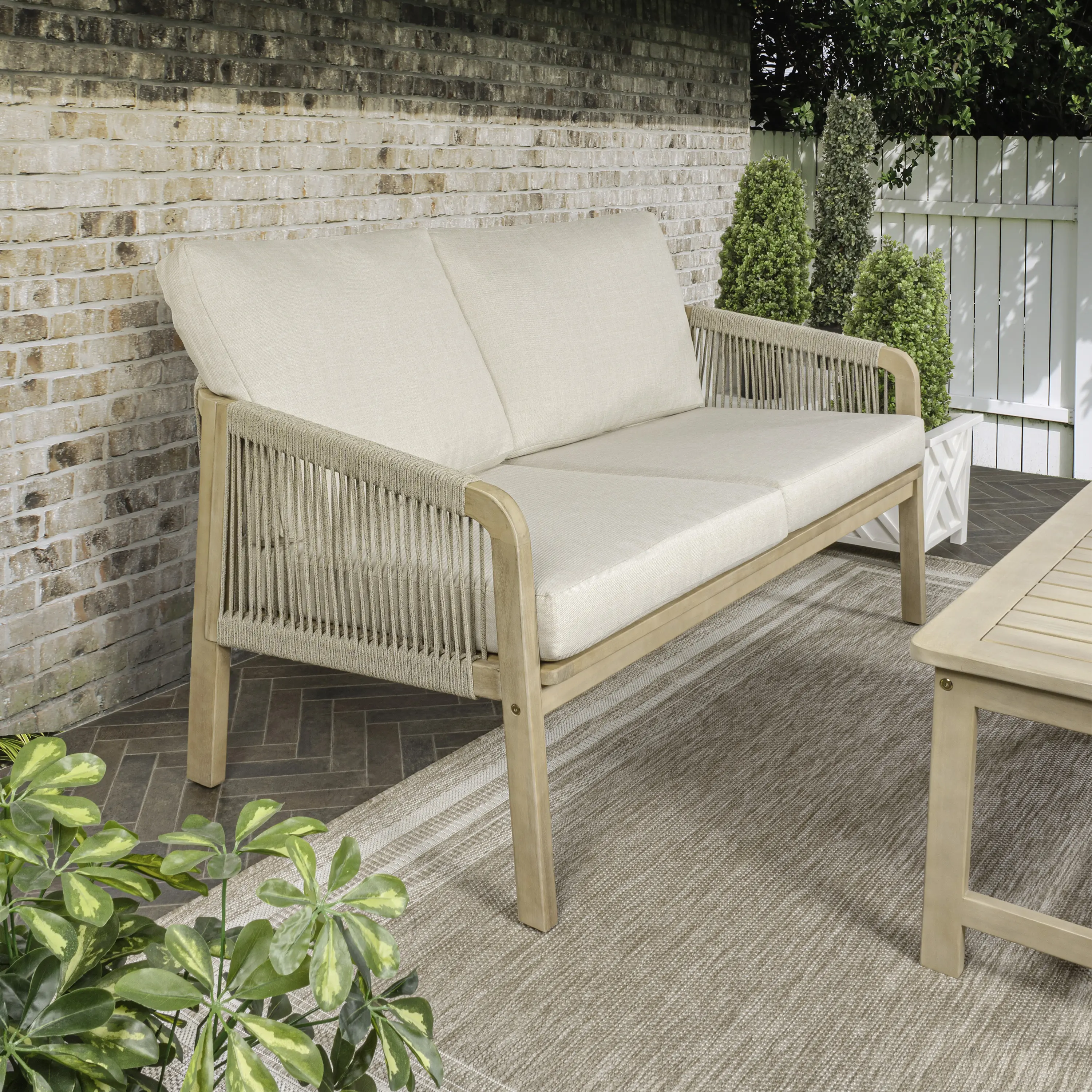 JONATHAN Y Arwen Modern Bohemian Roped Acacia Wood Outdoor Loveseat with Cushions - Rope Accents, U-Shaped Back, Low-Care Upkeep, Balcony Ready, Boho Patio Sofa, Casual