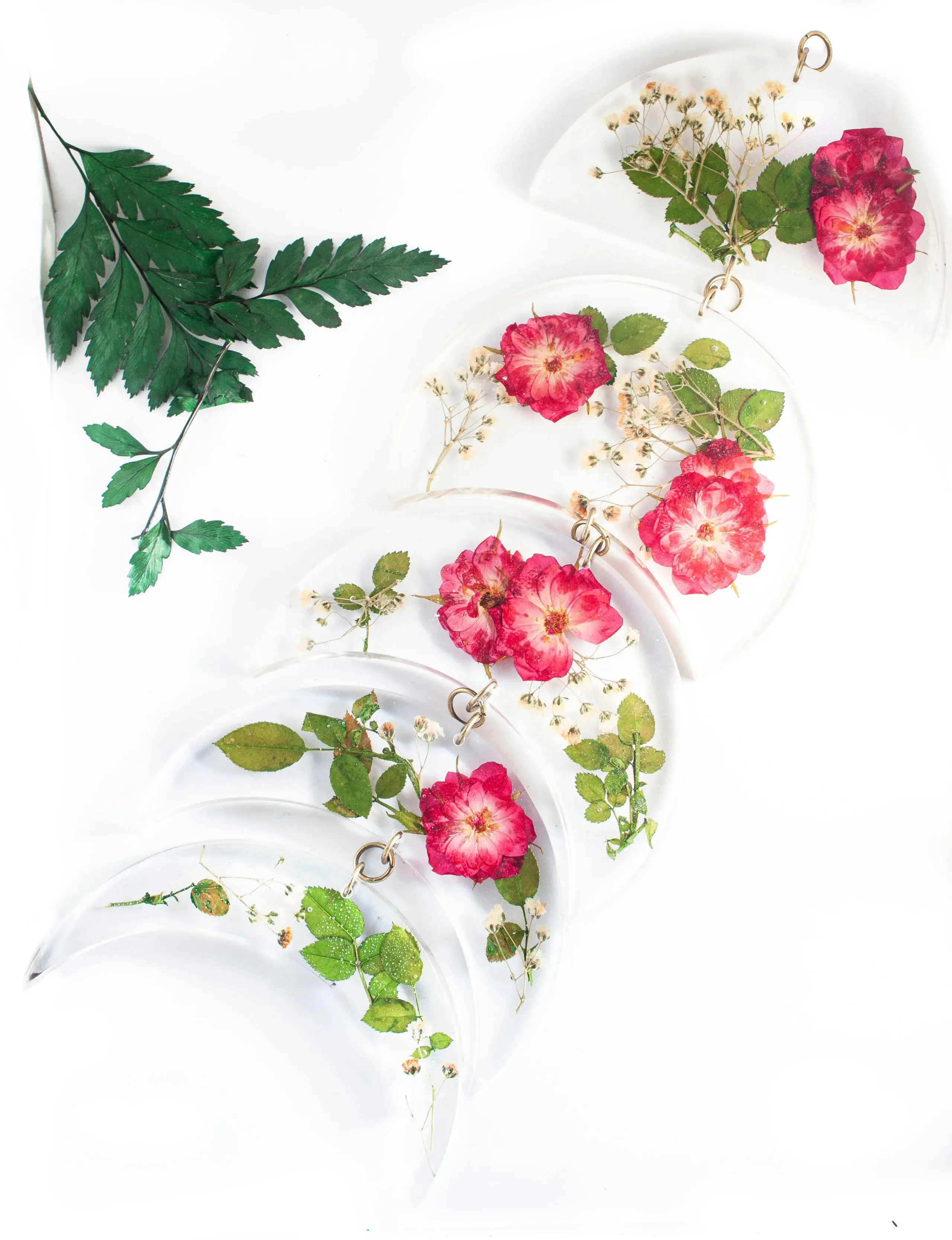 Handmade Pressed Flower Wall Hanging – Rose Bouquet Botanical Decor with Red Roses & Baby’s Breath