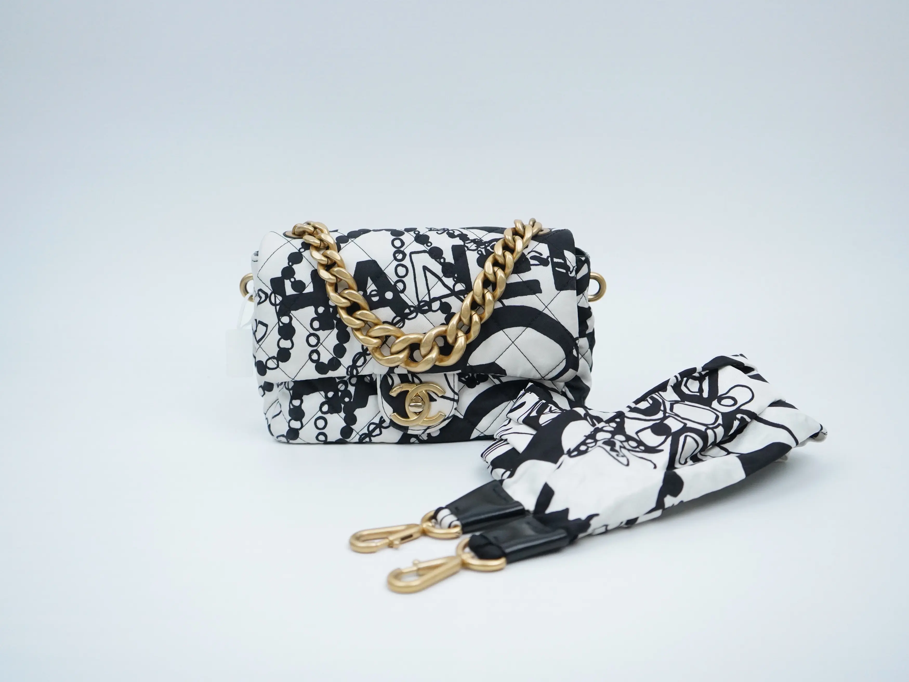Pre-owned CHANEL fabric/leather Crossbody Bags Chanel