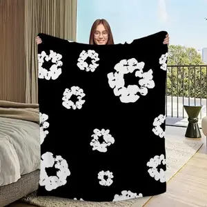 Luxurious and comfortable flannel soft plush blanket, suitable for sofas, stylish living rooms, offices, bedrooms, as a gift for travel. Single-sided design, T-pattern print.