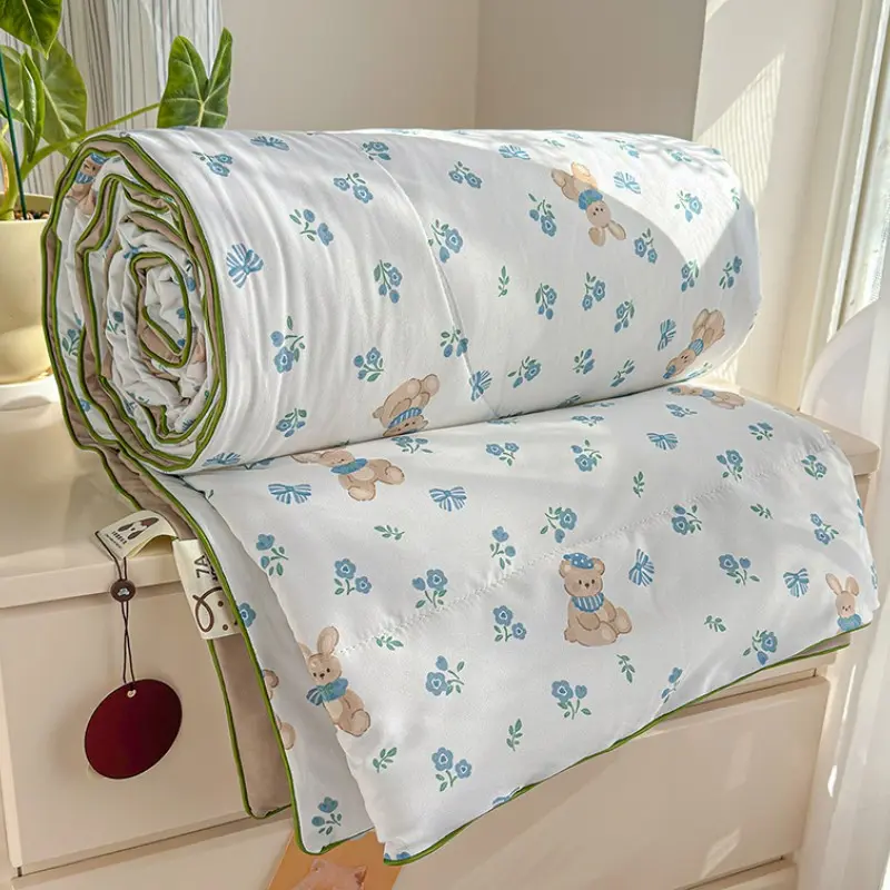 Lightweight Summer Quilt with Blue Floral Bear Print, Printed Quilts, an ultra-soft, skin-friendly air-conditioning quilt and summer cooling blanket, perfect for use in summer bedrooms, offices, and home relaxation