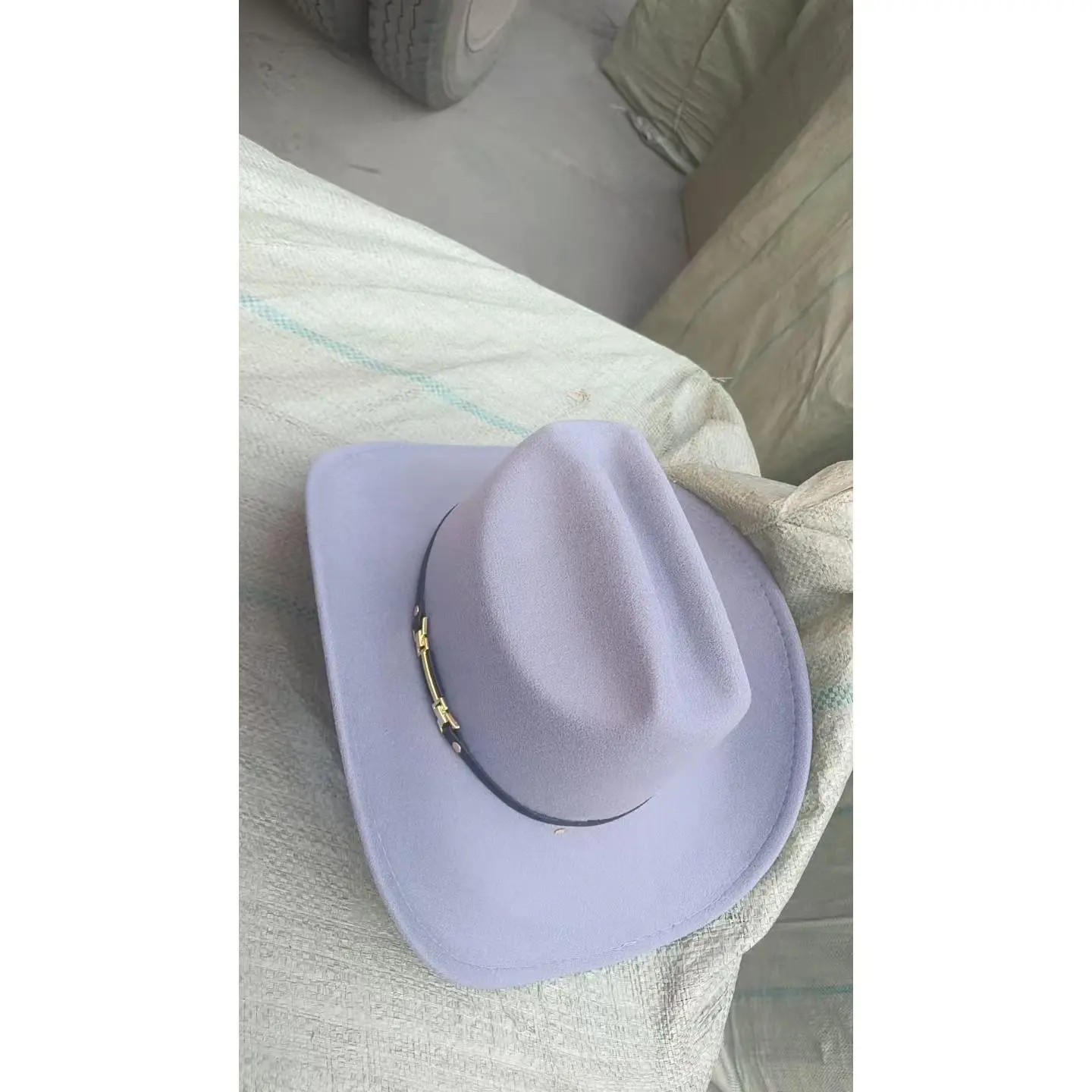 Felt lined curved edge belt   gray