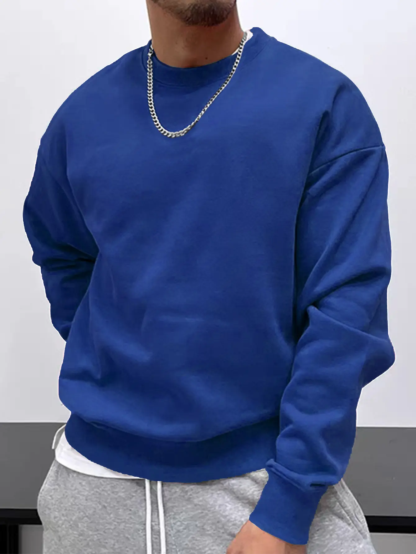 Men's Solid Color Casual Crew Neck Sweatshirt, classic crew neck design, simple and versatile, suitable for running, everyday casual wear, hiking, commuting to work, sports, etc., a must-have in stylish outfits.