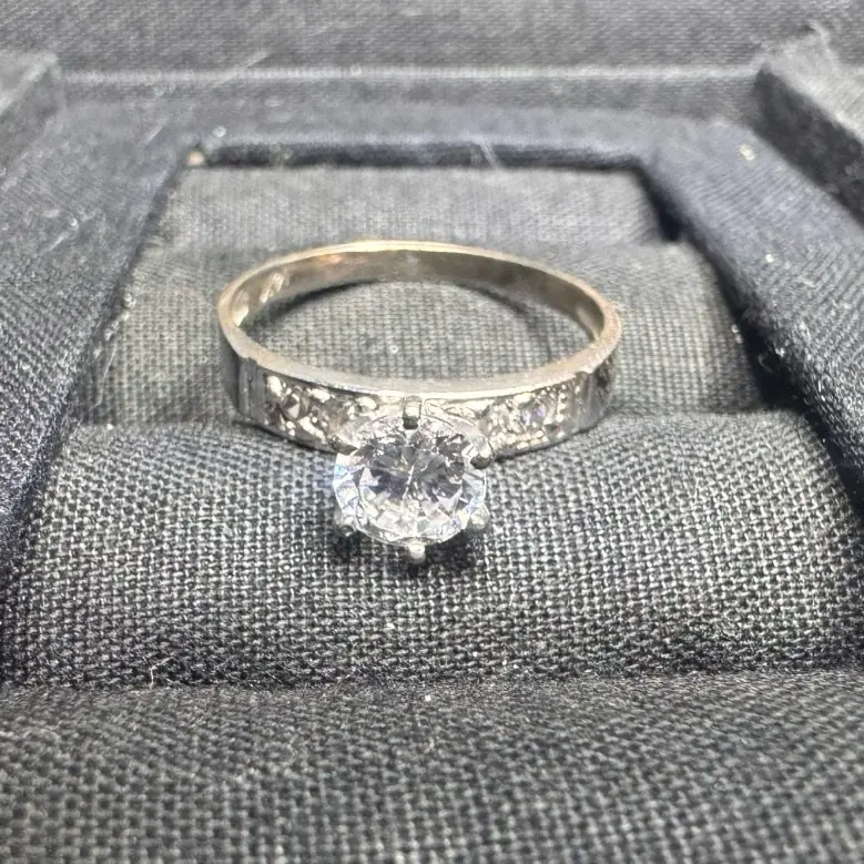 Anillo de Plata 925 con Diamante Brillante y Diseño Elegante para Mujeres