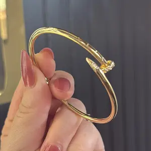 Clavo Bracelet in Gold Color with Elegant Design for Everyday Wear