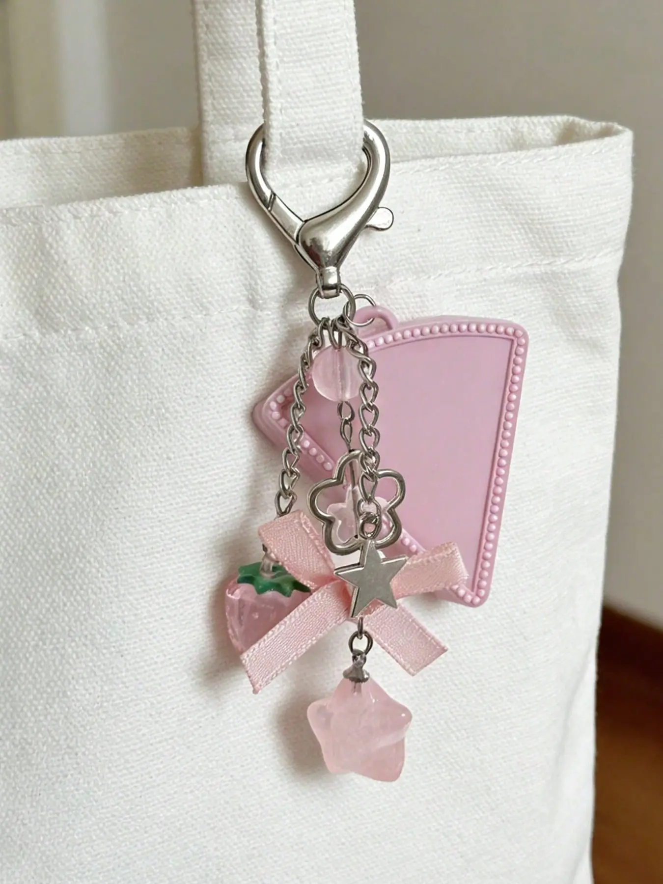 1 strawberry bow keychain pendant, with refillable blush/eyeshadow palette, portable keychain separated tray, multifunctional makeup palette, daily portable makeup palette, can be hung on wallet or phone bag