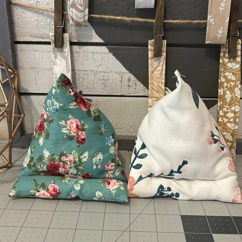 Pillow Phone Stand - Floral and Plain Patterns, Ideal for Smartphones and Cellphones, Versatile Design