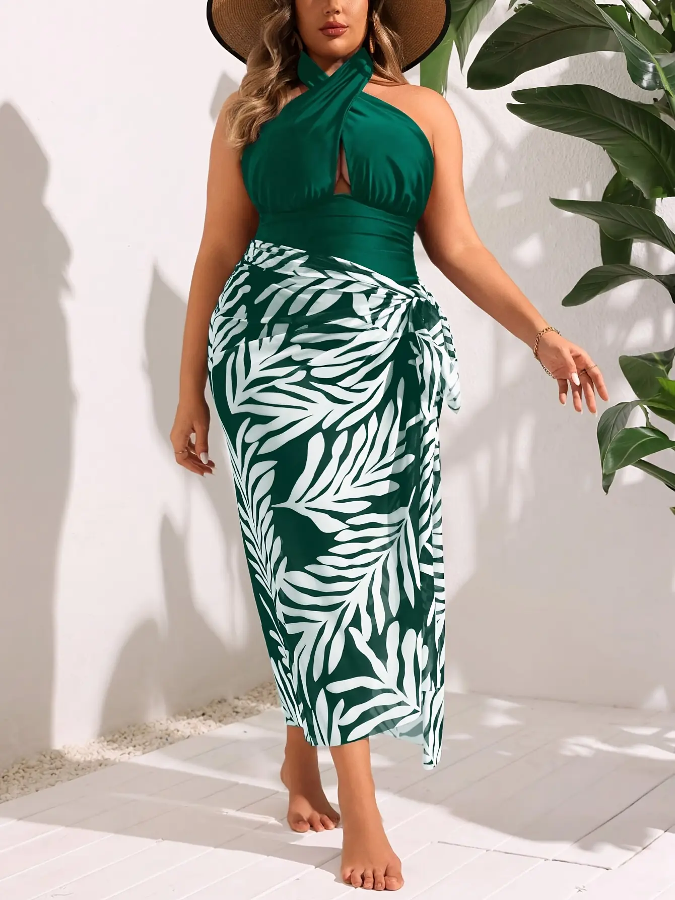 Women's Plus Size Green Leaf Print Halter 2-Piece Modest Swimsuit Set - Sports & Outdoor Swimwear for Curvy Girls, Beach & Pool Use, Halter Neck Swimsuit, Leaf Print Swimsuit