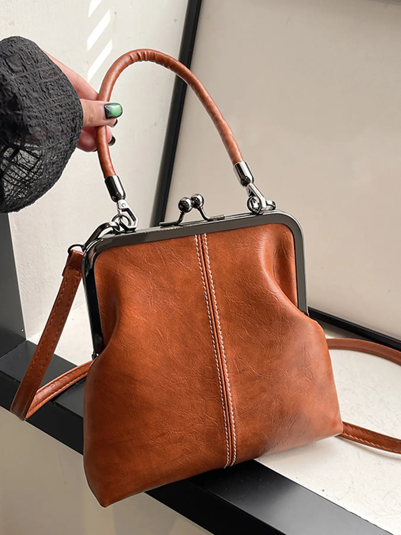 Simple stylish retro gold clip bag, nostalgic style mini handbag, adjustable shoulder strap, PU Leather Handbag, casual versatile classic handbag, suitable for daily commuting, Daily commute bag, Trendy Vintage Bag, Casual Crossbody Bags