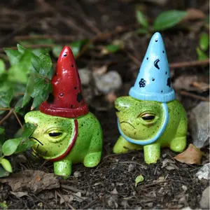 Resin frog figurine wearing a hat, miniature decoration for country garden or balcony, creative and cute animal figurine, suitable for succulent planters, country style garden accessory, Garden Gnome Statue