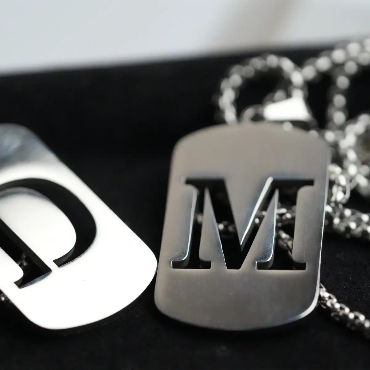 Titanium steel color 26-character alphabet necklace chain for men and women, clothing accessories for couples, simple and versatile