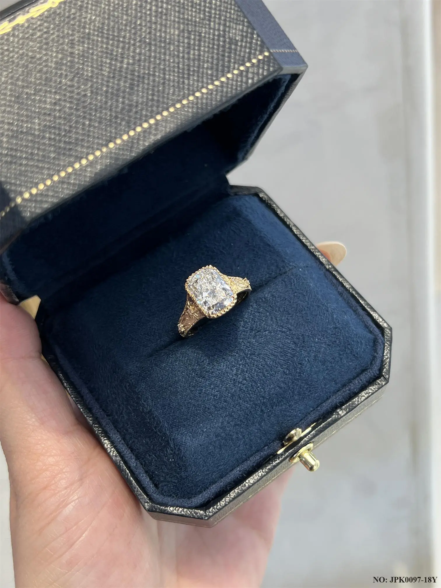 18-K lab-grown diamond, 3 ct,  E-VS2, 4-prong pavé setting; engagement/proposal ring, pwj00233