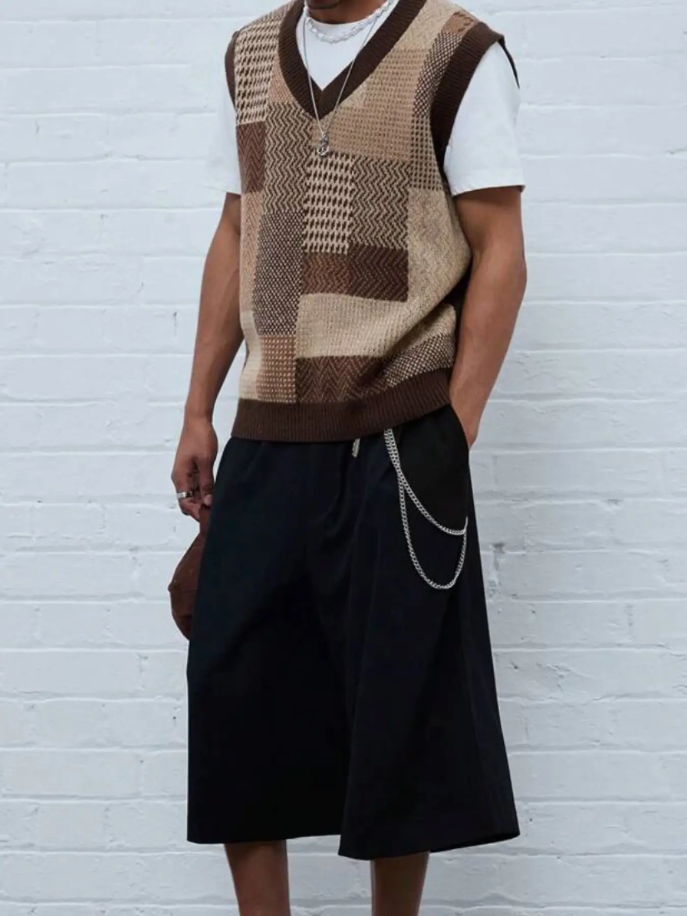 Men's V-neck color-blocked plaid knitted vest, a vintage checkerboard sleeveless waistcoat, with a loose fit, lazy and concealing fat, breathable without sweating, machine washable, suitable for workplace commuting and other occasions