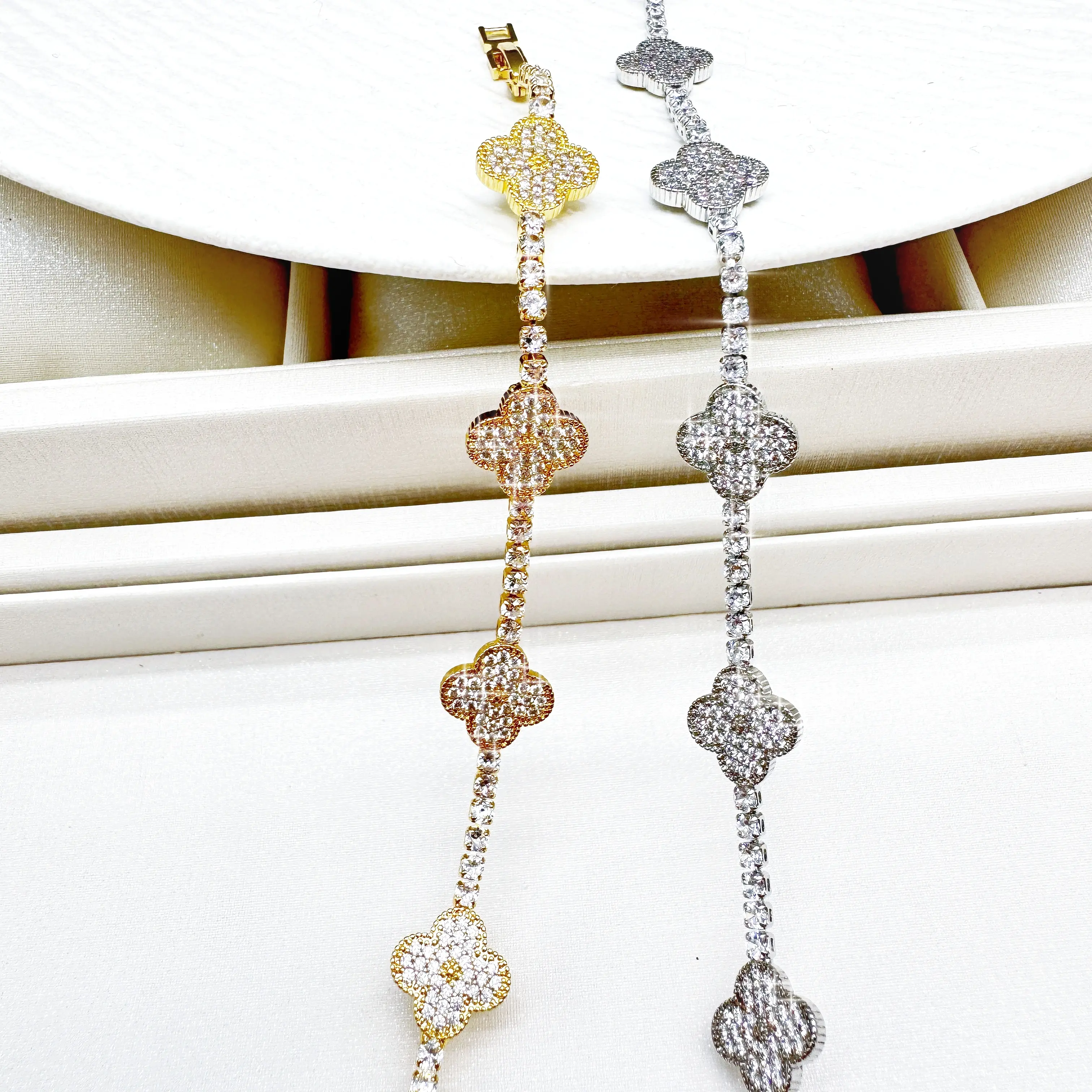 Ladies’ four-leaf clover bracelet, lightweight, luxurious, unique craftsmanship design, elegant bracelet, high-quality accessories for the hands in two colors, floral-shaped bracelet.