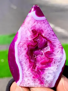 1pc Stunning Beautiful Rose Red Agate Carved Water Drop Ornament, Sparkling Geode Crystal Decor, Loose Gemstones, Perfect Home Decoration Art Piece, Unique New Year Gifts, Holiday Gifts, The Ideal Choice for Crystal Enthusiasts, Decorative Use