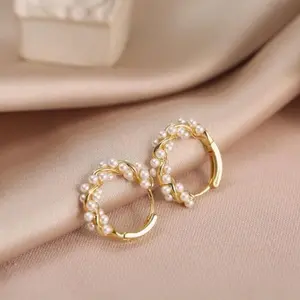 14kgold-plated pearl wrapped ladies' earrings, twisted earrings decorated with pearls. A pair of earrings as a gift for a lady