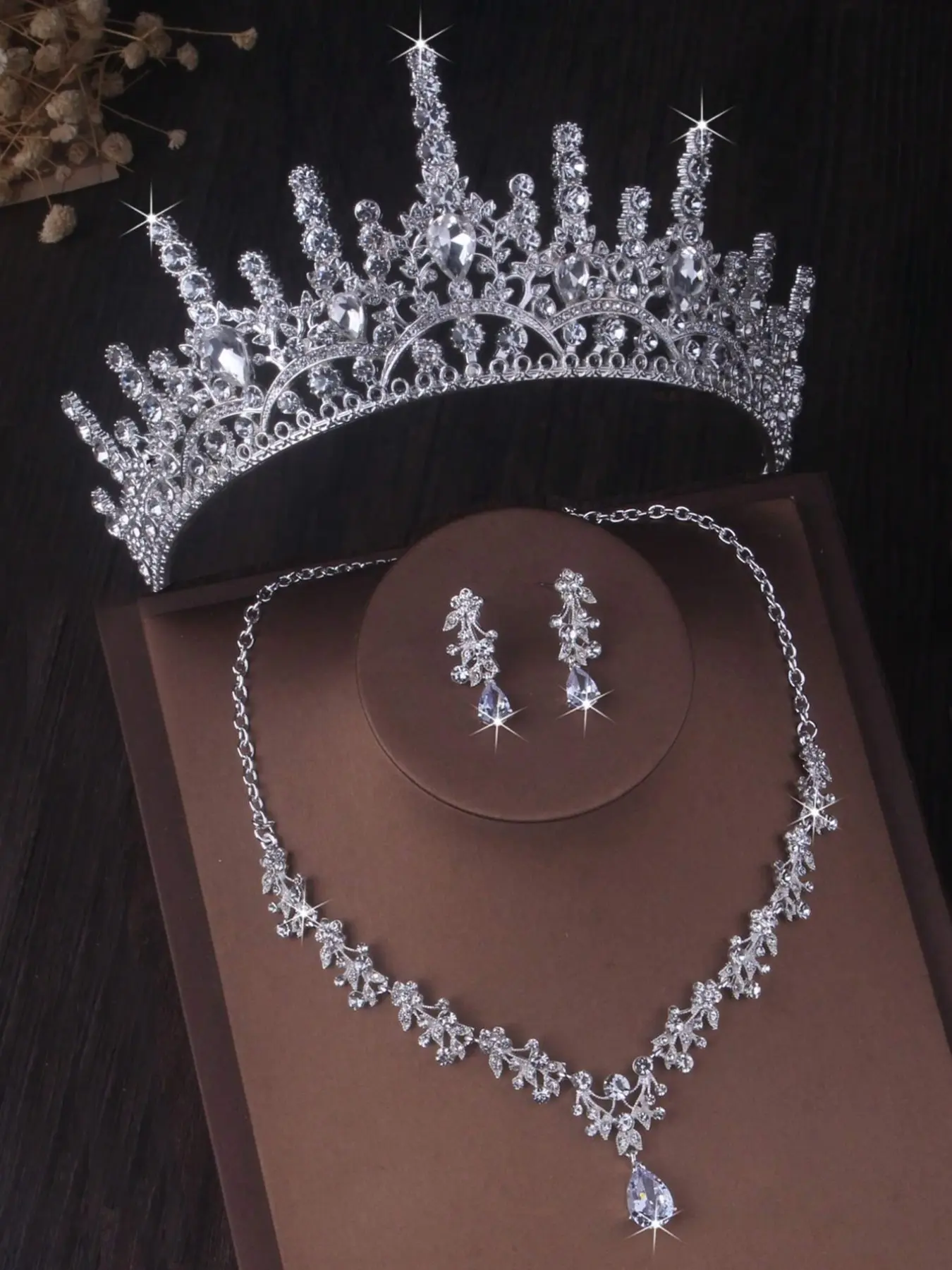 A set of female bridal accessories, Glamour set, Jewelry Sets, including a rhinestone crown, sparkling necklace, and earrings, 4 pieces of wedding jewelry, suitable for weddings, parties, gatherings
