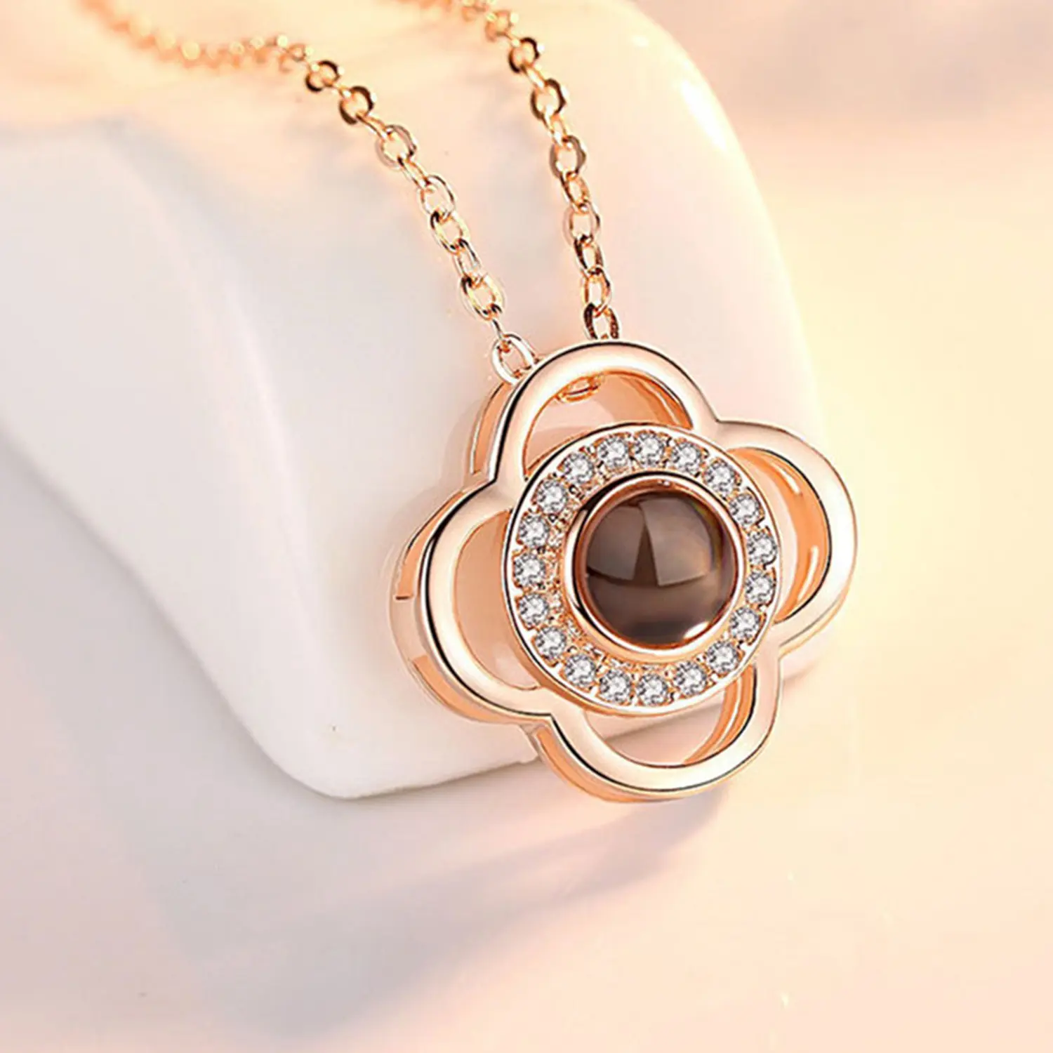 Mother's Day Four Leaf Clover Projection Necklace, 100 Languages "I Love You" Fashion Jewelry, Ideal Gift for Mom, Wife, Girlfriend on Valentine's Day, Birthday, Anniversary