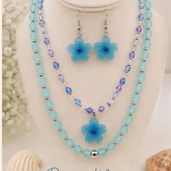 Brisa del Mar Jewelry Set | Collar Doble Azul Pastel con Flor de Resina | Set Handmade con Pulsera y Aretes | Coastal Jewelry