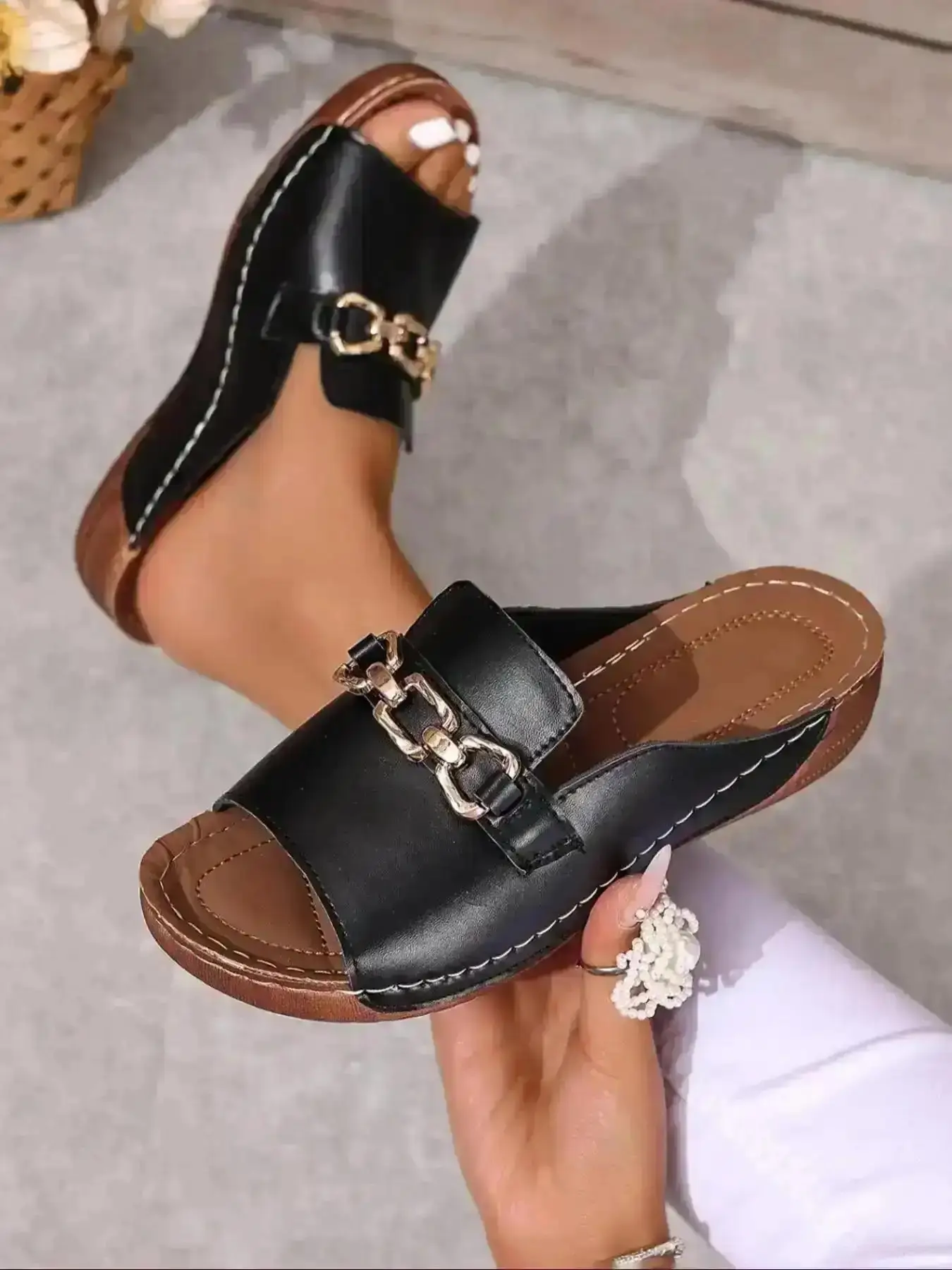 Women's White Chain Decorated Plat Sndls Sleek Minimalist Beach Daily Slide Boho Style Sandal Light Airy Comfy Shoes for Wear Footwear breezy weekend versatile sunny Chic Snkrs Essential Sharp Look Ladies Fave