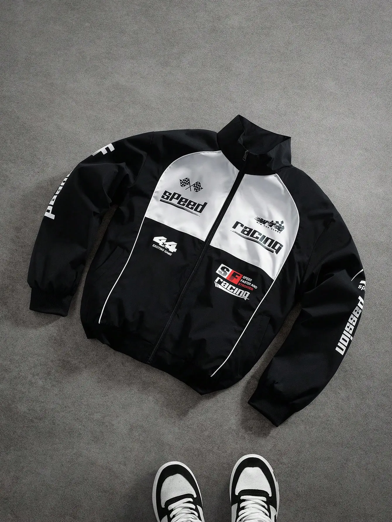 Men’s street-style functional jacket featuring letter elements and graphic accents, a stand collar design, practical side pockets, versatile, with a retro American street-style vibe.