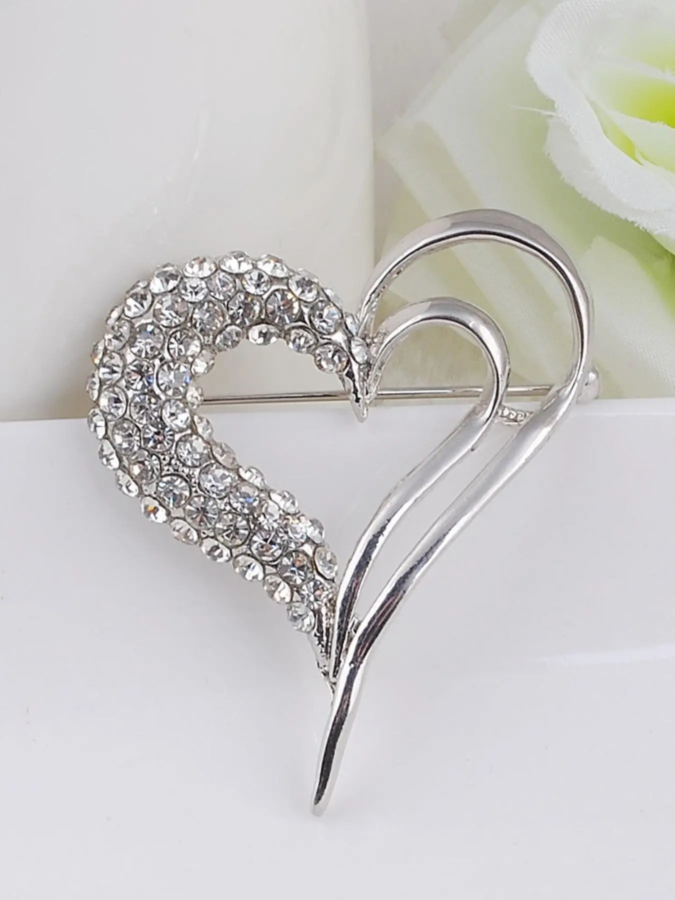 Elegant Shiny Rhinestone Heart Brooch for Women, Stylish Fashion Accessory Jewellery for Any Occasion, Perfect Gift Idea for Her