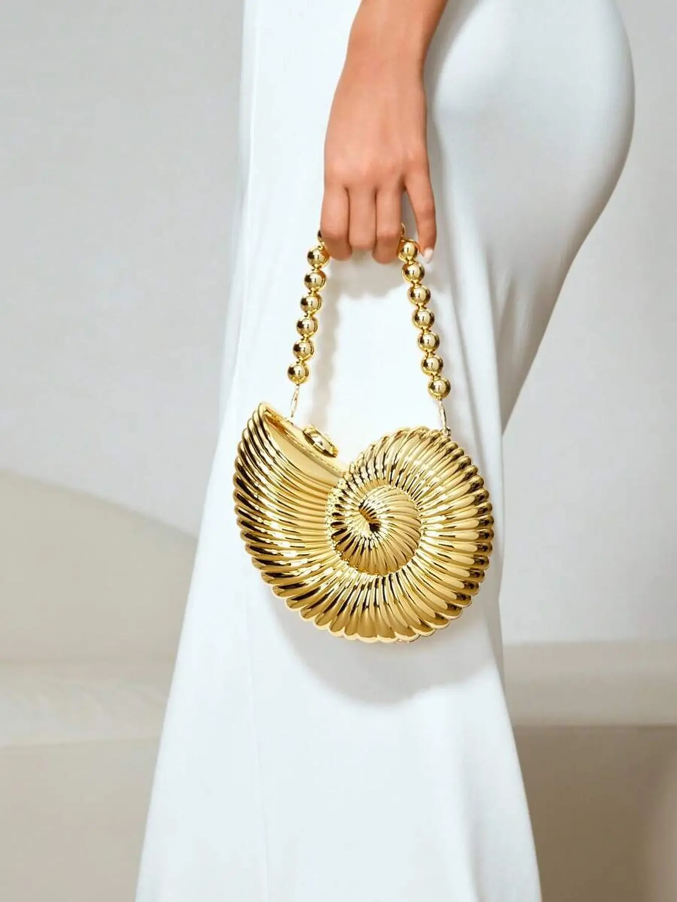 Light luxury gold conch shaped handbag, Evening Handbags, Fashion Bag, with three-dimensional spiral texture, round bead bead bracelet, mirror texture, high-end feel, versatile item for dinner parties, can accommodate headphones and lipstick