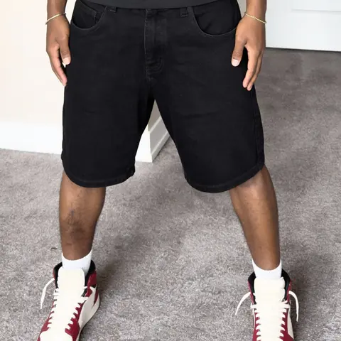 Black men's plain denim dad shorts, Loose Fit, loose straight-leg cut for free movement, summer cool Casual Street, a versatile item for daily outings.
