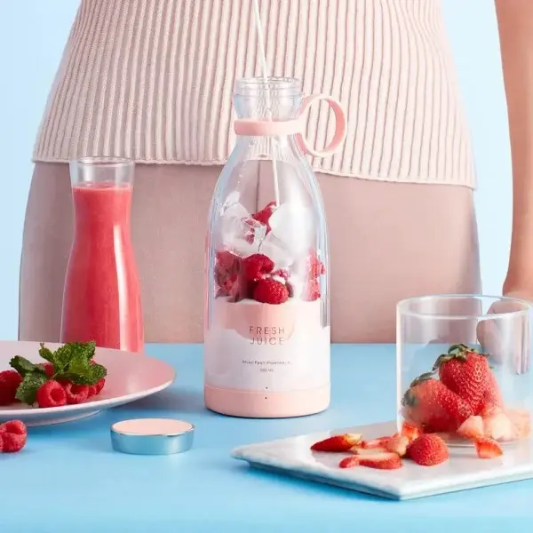 Newly design  wireless rechargeable mini portable blender and juicer