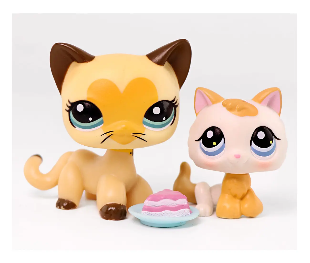 2 lot Mini pet shop Shorthair Cat #3573 Kitten #134 Cute Cats with Cute Cake Food Accessories for Mini Pet Collection Kids Girl Gift