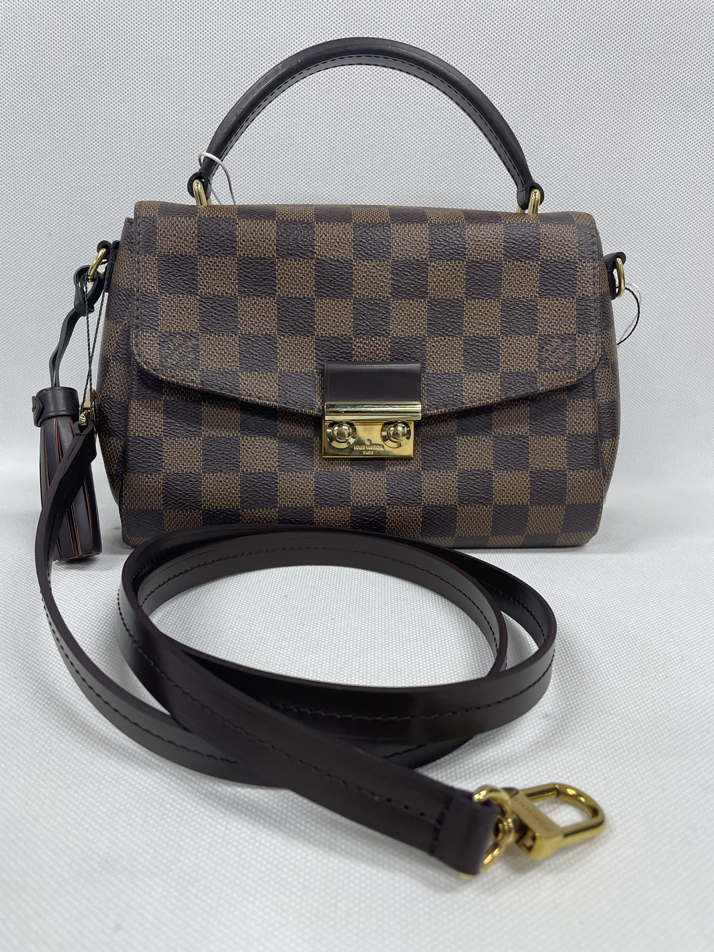 Pre-owned Louis Vuitton leather Crossbody Bags LV Croisette Handbag Distinctive Croisette Design from the LV Collection Neutral Setting for Clear Visibility TH