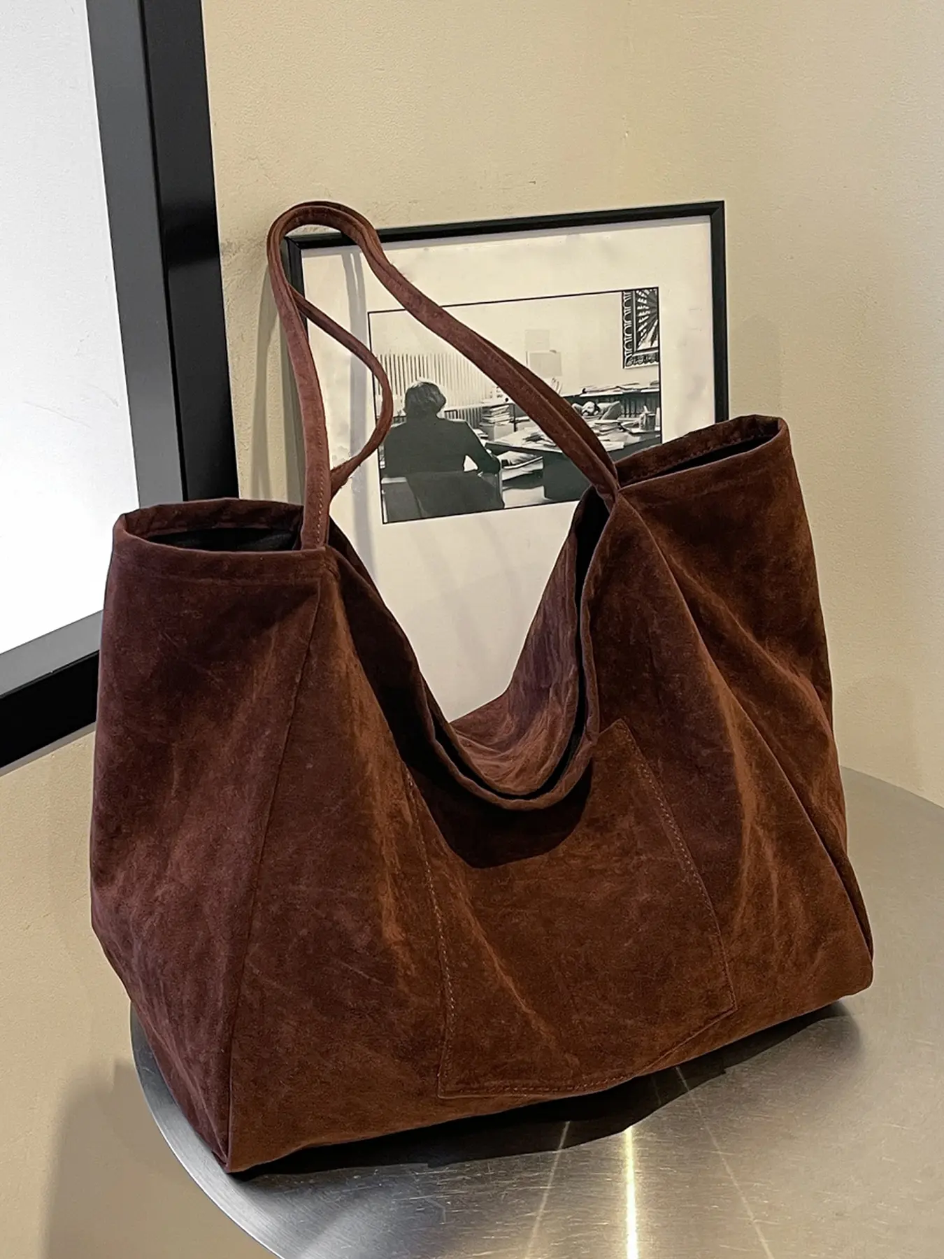 Casual and lazy one-shoulder tote bag, stylish and generous one-shoulder underarm bag, fashionable and versatile one-shoulder bag, simple commuter one-shoulder bag, elegant commuter bag, suitable for daily matching, commuting and other scenarios.