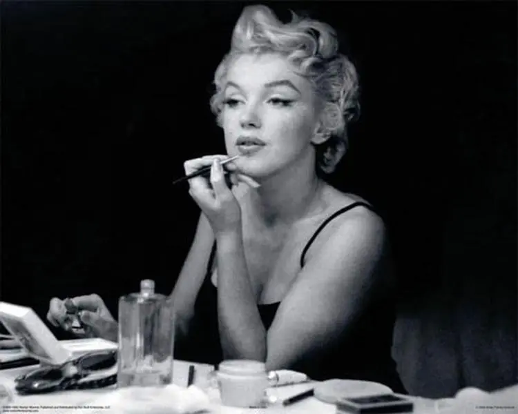 212 MAIN Marilyn Monroe Mirror Effect Celebrity Photo Poster - 8x10 in. Sam Shaw 1992 Creative Design Graphic Print, Modern Home Decor Wall Decoration for Rooms, Print Design, Graphic Prints