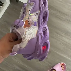 Kids Casual Shoes Girls Cartoon Breathable Non-Slip LED Light Sneakers Unisex Luminous Sneakers for Girls Sport Running Shoes Girl Birthday Present Comfortable & Playful Kids Shoes