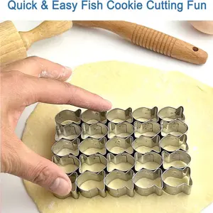 A set of mini stainless steel cookie cutters, fish-shaped cookie cutter suitable for making cookies, vegetable and fruit shaped cookies, pet snacks, etc. Christmas applicable baking tool, containing 25 non-detachable integral goldfish shaped cutters