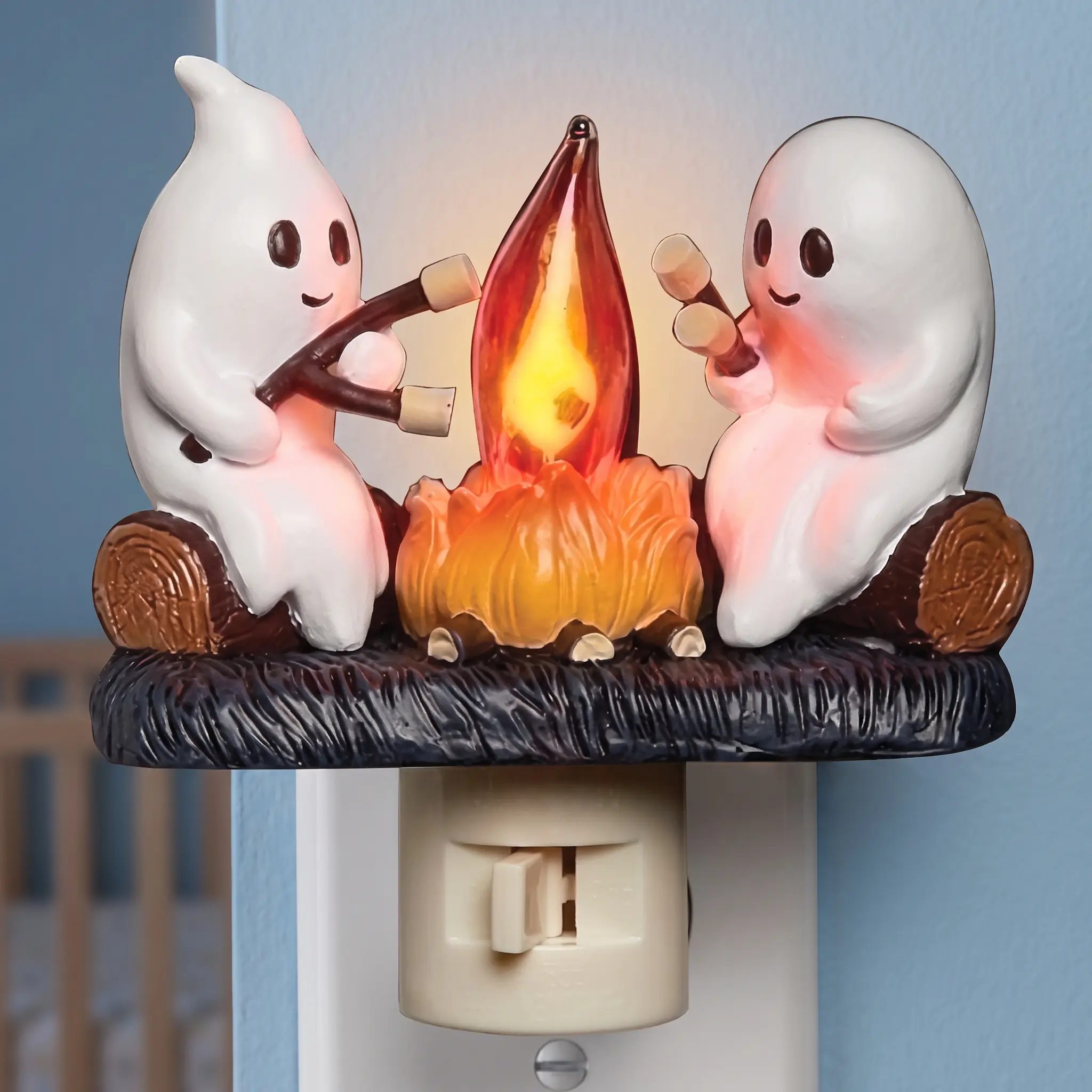【SummerWins】Halloween Ghost Campfire Plug-In Night Light, Warm LED Resin Wall Outlet Decor, 2 Ghosts Roasting Marshmallows Scene, Slide Switch, Cute Spooky Glow for Kids Room Party Decor