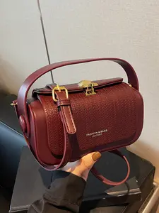 Vintage woven pattern small square bag, fashionable portable casual shoulder bag, Fashionable crossbody bag, can accommodate personal belongings, suitable for commuting, shopping