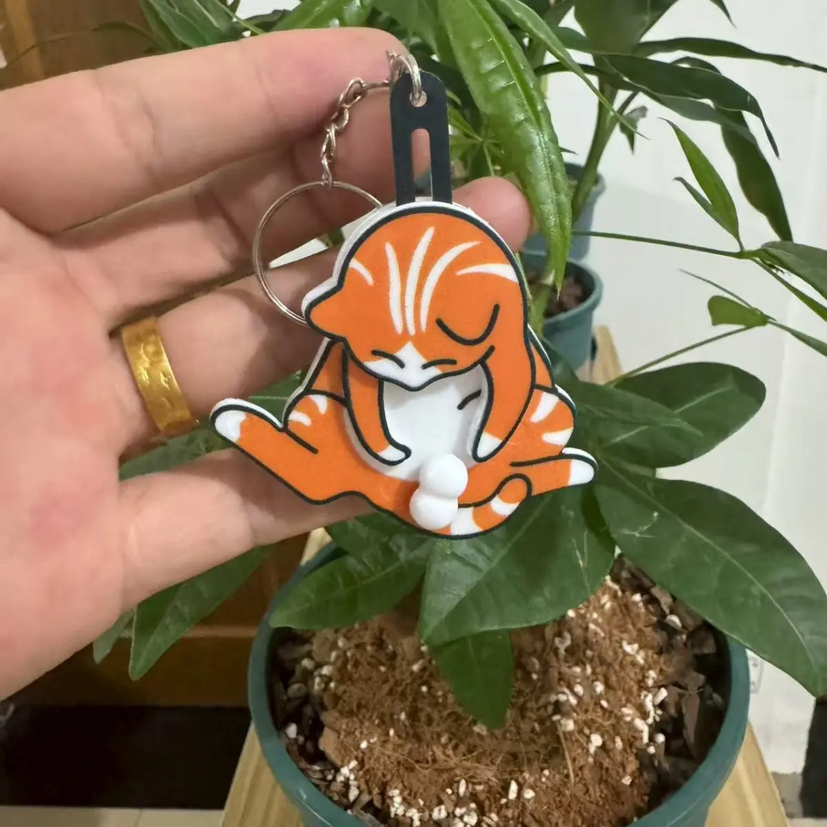 Mischief Cat Interactive Keychain Funny Wiggling Keychain with Rotating Cats Eggs Hilarious Gift for Cat Lovers