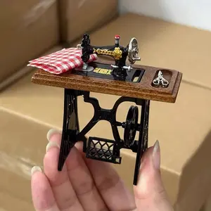1:12 Scale Vintage Sewing Machine Design Dollhouse Miniature Model, Mini Sewing Machine with Wooden Base, DIY Miniature Model for Dollhouse Decor, Miniature Furniture