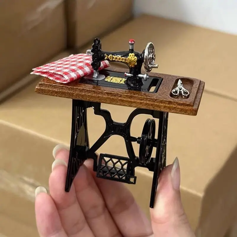 1:12 Scale Vintage Sewing Machine Design Dollhouse Miniature Model, Mini Sewing Machine with Wooden Base, DIY Miniature Model for Dollhouse Decor, Miniature Furniture